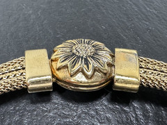 VINTAGE GOLD TONE FLEXIBLE COLLAR NECKLACE WITH MOP FLOWER PENDANT M531