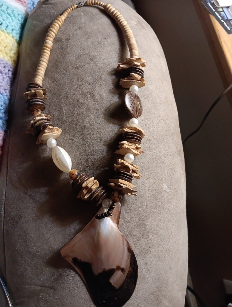 Chic Statement Piece Vintage Tropical Shell Pendant Coconut Beads Necklace