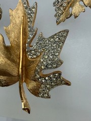 VINTAGE GOLD TONE PAVE CRYSTAL TEXTURED MAPLE LEAF BROOCH EARRINGS SET SIGNED