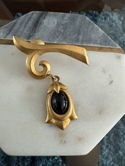 VTG RARE KARL LAGERFELD ART DeCo GoLDToNe MaTTe/DaNGLiNg OVAL Fx BLaCK ONYX PiN