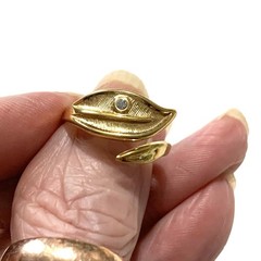 Vintage Avon Signed Gold Tone Leaf Wrap Ring Small Rhinestone Accent Size 5.5