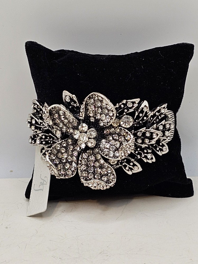 NEW STUNNING VINTAGE RHINESTONE FLOWER BRACELET SILVERTONE CLAMPER 6.25″ Signed