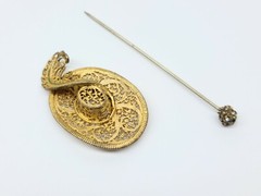 ANTIQUE GOLD TONE FILIGREE HAT WITH FEATHER BROOCH PENDANT PIN RARE