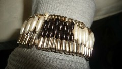 #53X vtg costume BRACELET SILVER TONE SAFTEY PINS BLACK WHITE BEADS 1”W STRETCH