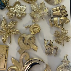 Lot Of 23 Vintage Gold Tone Brooches 18 Signed 5 Unsigned