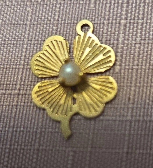 FOUR LEAF CLOVER Shamrock Charm Pendant Irish Lucky Vintage 1.1 grams W/pearl