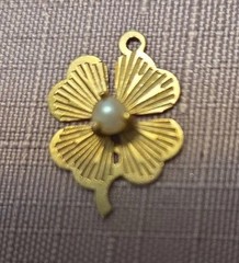 FOUR LEAF CLOVER Shamrock Charm Pendant Irish Lucky Vintage 1.1 grams W/pearl