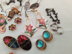 12 LOT G VINTAGE ESTATE PIERCED EARRINGS DANGLE HUGGIE CLOISONNE HEART FLORAL