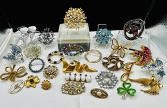 Vtg. Brooch Lot Some Signed Rhinestone, Gold Silver Tone Wear Resell 28pc Monet