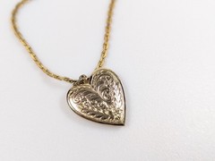 Vtg 1980s Heart Shaped Gold Tone Etched Locket Necklace 24″