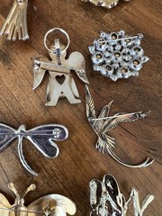 Spectacular lot of assorted vintage brooches