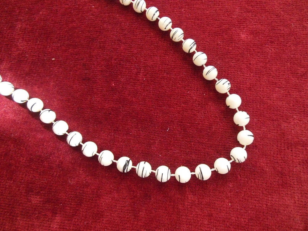 Vintage 24″ BLACK & OFF-WHITE Beaded Necklace