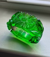 Vintage Chunky Daisy Carved Green Apple Juice Prystal Bakelite Clamper Bracelet