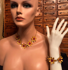 1930s Gold Tone Daisy Necklace and Bracelet Jewelry Set w/Red Center Stones