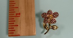 VTG Swarovski Pink Crystal & Gold Tone Flower Brooch Pin 1in x 1in