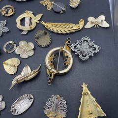 30+ Brooches Various Designs, Colors, Sizes Little To No Wear Vintage-Modern