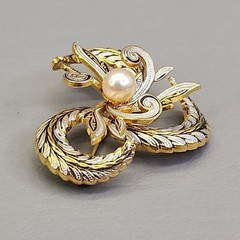 Vintage Damascene Brooch Spiral Imitation Pearl Gold Tone 1.5″