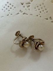 Women’s Genuine Cultured Pearl Screw Back Earrings Vintage Gold Tone Knot Style
