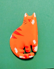 Vintage Ceramic Hallmark Orange Tiger Cat Brooch (172 – 2536)