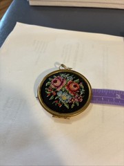 Vintage 1977 Avon Floralpoint Needlepoint Locket Compact Pendant Gold Tone 2″