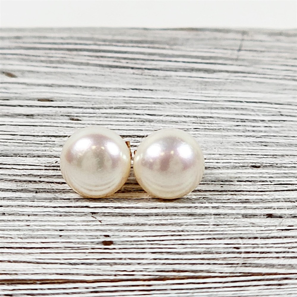 Vintage Small 10K Yellow Gold Pearl Stud 5.2mm Earrings Staple Luxury Pretty