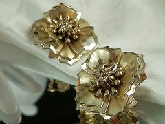 Very Pretty Vintage 1950s-60s Gold Tone Flower Earrings 595JE4