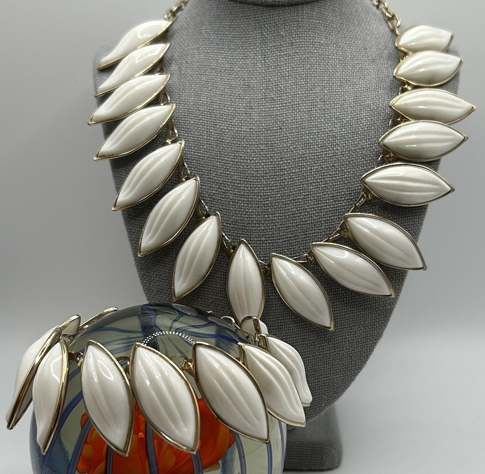 Vintage Barclay Thermoset Ribbed Leaves Necklace with Bracelet Set