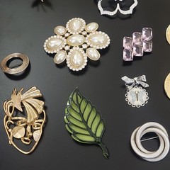 Lot of 26 Vintage Estate Jewelry Costume Brooches Pin Brooch Mix Metal