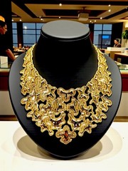 ULTRA ELEGANCE 1974 MONET ‘MANDIRA’ GOLD-TONE FREE FORM BIB STATEMENT NECKLACE