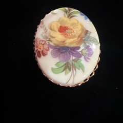 Vintage Oval Resin Brooch w/Floral Design Scalloped Gold Tone Frame