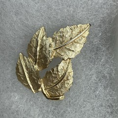 VINTAGE BRUSHED GOLD TONE LEAF LEAVES BROOCH PIN 1 3/4″ NICE