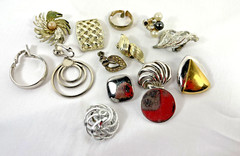 Mixed LOT of VINTAGE Name Brand Fashion SINGLE EARRINGS — No pairs