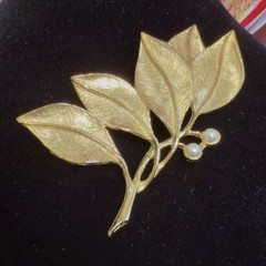 Gerry’s – Vintage Spray Of Leaves Brooch – 2.75″ Gold Tone & Faux Pearls #2840