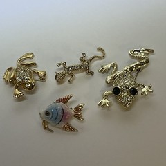 VTG Tiny Brooches Pins Gold Tone Lizard Green Eyed Frog Trifari Frog Kore Fish