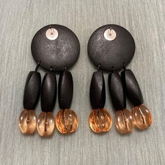 Cameo Motif Wood Volume Design Earrings