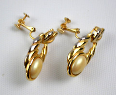 Vtg Gold Tone Clip On Twist Earrings w/ Faux Pearl Dangle Door Knocker 1.75″