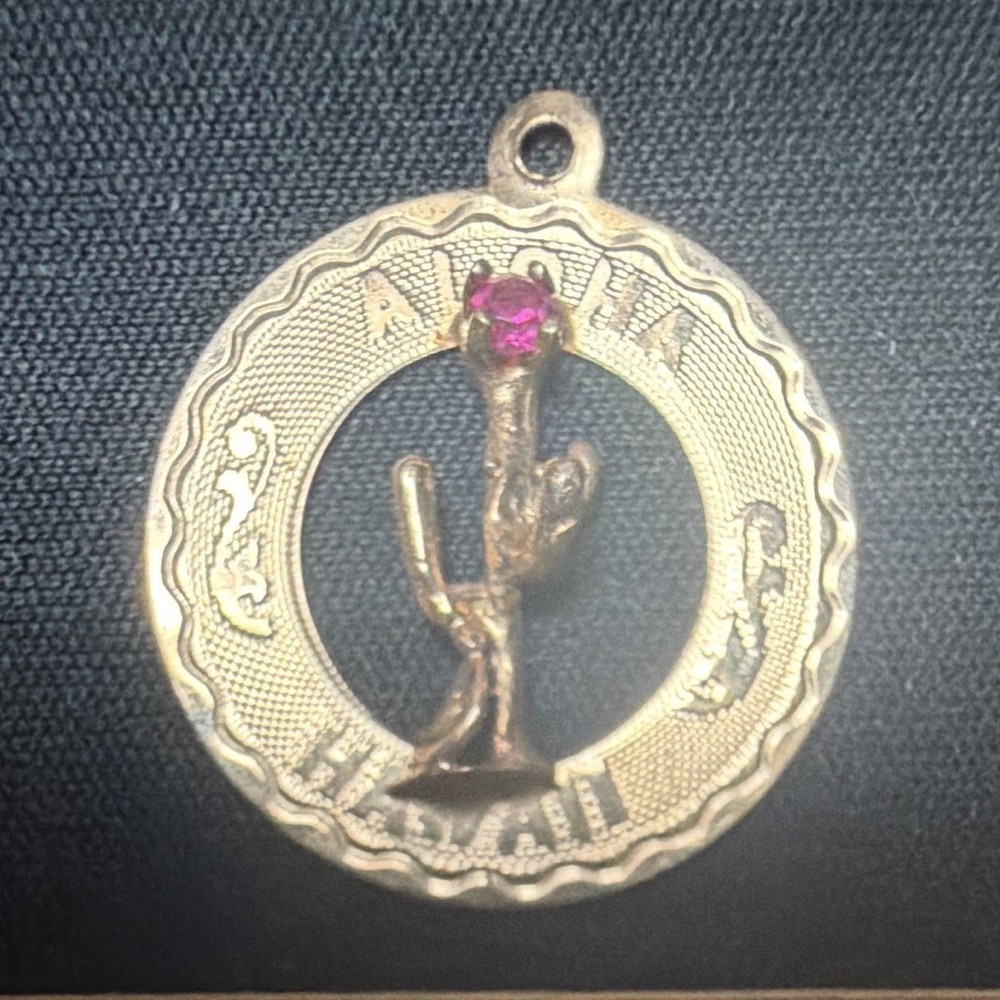 14K Round Gold Engraved Pendant Charm Hawaii Design w/ Round Pink Stone.