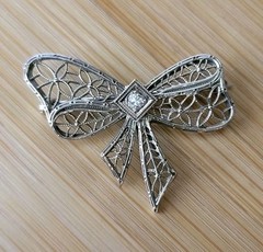 Antique 1920s BELAIS BROTHERS 18K White Gold Sapphire Filigree Bow Brooch