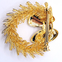Christmas Holiday Wreath Gold Tone Loop Wire with Red & Green Rhinestones Brooch
