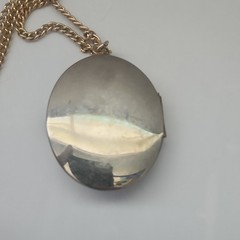 Vintage Cameo Locket Pendant Necklace Gold-Tone Oval Brown Beige Stone Beauty