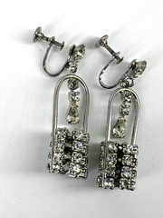 Vtg Screw Back Wishing Well Clear Rhinestone Dangle Jewelry Earrings 1.5″