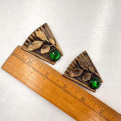 ANTIQUE ART DECO PAIR DRESS CLIP ADORNMENT RARE SET 2 GREEN EMERALD GOLD BRASS