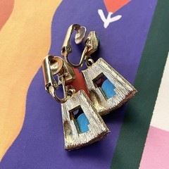 Vintage textured goldtone & faux stone cabochon dangle clip-on earrings
