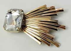 Vintage Goldtone & Clear Faceted Clear Plastic Stone Brooch Pin Gold Tone