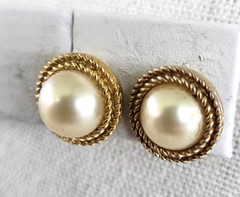 Vintage Trifari Gainsborough 2 Strand Pearl Gold Tone Necklace Clip Earrings Set