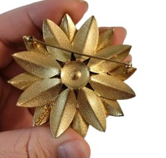 Sarah Coventry Sunflower Brooch Goldtone 2.25″ Diameter