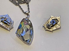 Gorgeous 18KT Gold Plated Necklace with Matching Earrings SPARKLY
