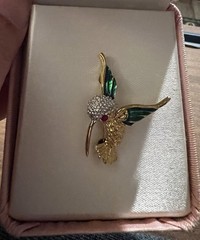 VTG Marvella Estate Hummingbird Brooch Pin Gold Tone Rhinestone Enamel w/ Box