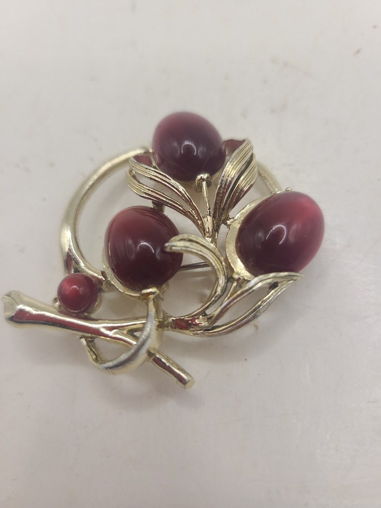 Brooch vintage LISNER burgandy moonglow thermoset berries In gold. Vintage