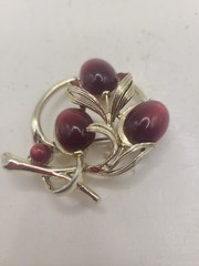 Brooch vintage LISNER burgandy moonglow thermoset berries In gold. Vintage